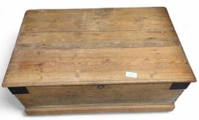 A late 19th or early 20th century pine blanket che