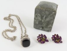 A fob seal set with black onyx, 2.5cm high, on a l