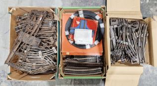 Three boxes of mainly Hornby loose 