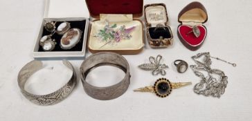 Small amount of costume jewellery including silver bangle, assorted rings, a mother-of-pearl