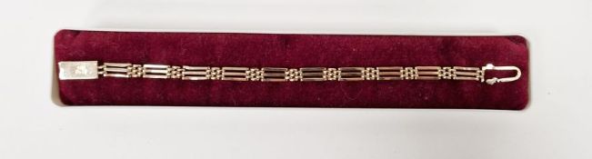 9ct gold chain link bracelet with engraved decoration, engraved on clasp 'Rod', 9.5g