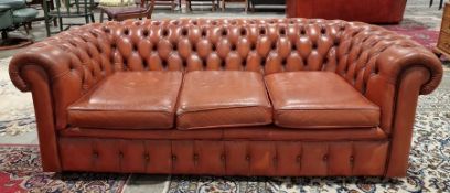 Three-seater Chesterfield settee in button upholstered brown leatherette Condition ReportLight