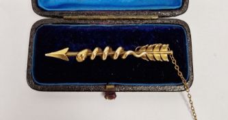 9ct gold bar arrow brooch with relief serpent, (unmarked) in fitted box, 7g approx. Condition