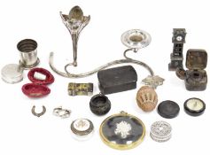 Assortment of collectables to include an early 20th century hallmarked silver thimble housed in