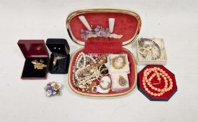 Carved shell cameo brooch, classical female, together with a 9ct gold charm, 2.1g and a quantity