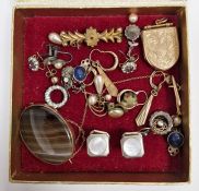 Gold-coloured oval banded agate brooch, a 9ct gold mounted shield-shaped engraved locket pendant,