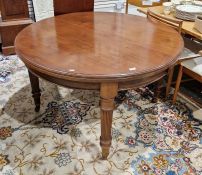 Victorian mahogany extending dining table, of oval form, with single additional leaf, measuring