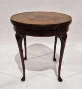 Early 20th century mahogany adaptable coffee table/card table of circular form, the top rotating