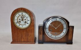 Early 20th century oak cased mantel clock, the circular enamel dial with Roman numerals denoting