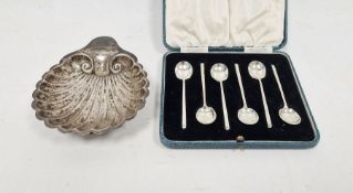 Silver shell-shaped butter dish, hallmarked Birmingham 1911, together with a set of six silver