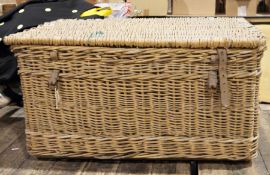 Large wicker laundry basket Condition ReportH. 45cm x L. 86cm x W. 60cm