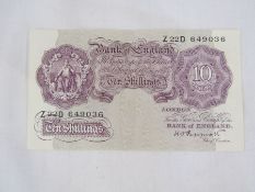 Folder of bank notes (25), face value of £83.50. Lot of English bank notes from ten shillings to ten