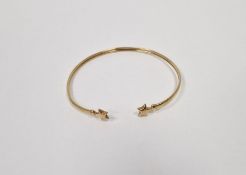 9ct gold bangle with star terminals, 2.7g