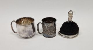 George V silver small mug with everted rim and C-scroll handle, Birmingham 1926, a similar smaller