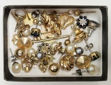 Quantity of gold and gold-coloured metal earrings including two pairs of knot-pattern and some