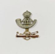 9ct gold regimental brooch inscribed 'Jellalabad' and a metal cap badge (2)