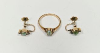 Gold-coloured ring set oval cabochon cat’s eye single stone and a pair of matching earrings