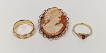 9ct gold wedding band, engraved, 6.1g, a 9ct gold and garnet small dress and a 9ct gold cameo brooch