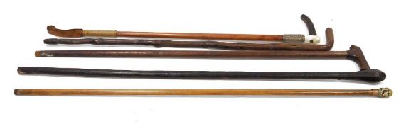 Edwardian riding crop with horn handle, silver scroll repousse mount, hallmarked London 1901,