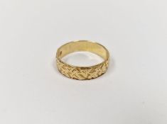 18ct gold wedding ring with engraved ivy decoration, 3.5g