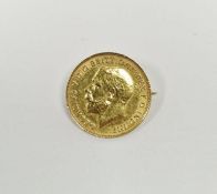 George V 1913 half-sovereign bar brooch with fixed pin to reverse
