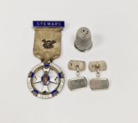 Pair silver chain pattern cufflinks with rounded rectangular ends, a silver thimble and a silver and