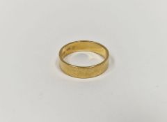 22ct gold wedding ring, 4.6g approx.