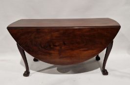 Late Georgian mahogany swingleg dining table of oval form, raised on cabriole legs with claw and