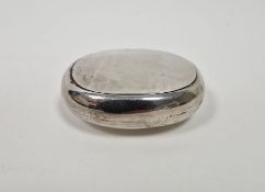 Late Victorian silver snuff box, oval with flush fitting lid, Birmingham 1899