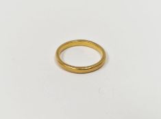22ct gold wedding band, 2.9g approx.