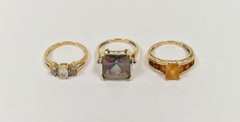 9K gold and orange stone set ring having rectangular central stone and stone set shoulders, all with