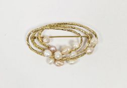 9ct gold and freshwater pearl brooch in the form of three overlapping openwork ovals and set 12
