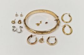 9ct gold wedding ring, 2g approx., two pairs of 9ct gold hoop earrings, a gold-plated bangle, a pair