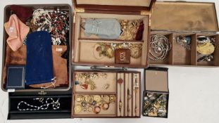 Costume jewellery, studs and a Conway Stewart 'Dinkie' fountain pen with a 14ct gold nib, all within