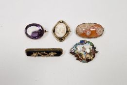 Gold-coloured metal and amethyst-coloured stone brooch, oval with faceted stone, an agate set