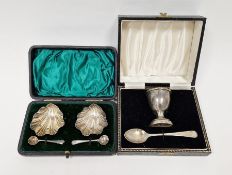 Cased pair of silver shell-shaped salts and spoons, salts hallmarked Sheffield 1899 with makers