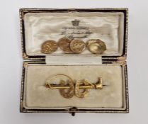 9ct gold double horseshoe and riding crop bar brooch, a pair of gold-coloured metal cufflinks (