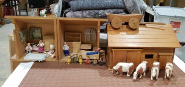 Quantity of vintage wooden childrens toys to include a wooden barn with trough and removable roof,