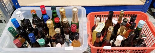 Quantity of quarter bottles of red and white wines and champagne including Ernst and Julio Gallo