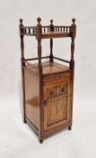 Edwardian oak cabinet having a galleried top shelf with turned finials, over turned supports, open