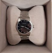 Modern Gucci quartz wristwatch, the circular black dial set with small diamond hour markers, date