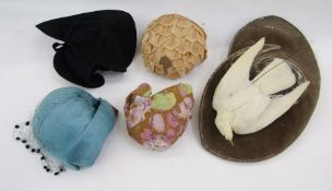 Assorted mid and earlier 20th century hats to include velvet, black wool, one labelled 'Jeanne