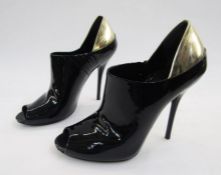 Pair of Tom Ford for Gucci shoes, peep-toe, black patent leather, gold leather 6