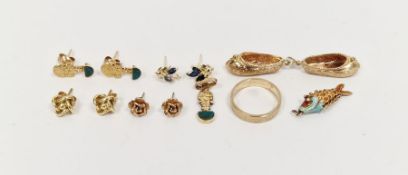 9ct gold wedding ring, 2.2g, pair 9ct gold charm in the form of pair of slippers, 1.9g, pair 18K