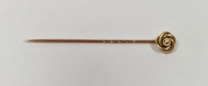 Gold-coloured metal knot-pattern tiepin