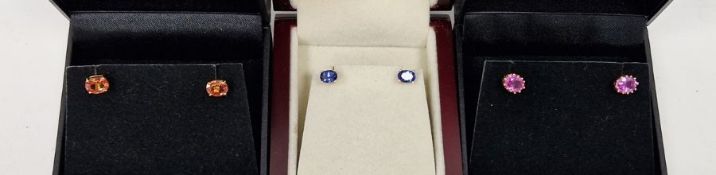 Pair 18K yellow gold and pink stone oval stud earrings, a pair of 18K blue stone stud earrings set