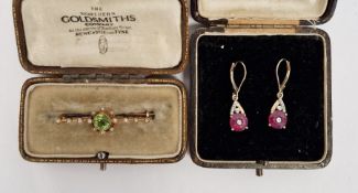 15ct gold, peridot and seedpearl bar brooch set circular peridot surrounded by seedpearls in