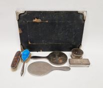 George V silver and tortoiseshell mounted trinket box, of circular form, with mirrored lit back