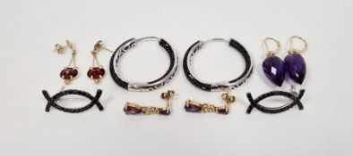 9ct white gold and black stone set twisted hoop earrings, a pair of silver and black stone set