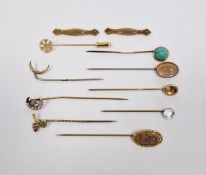 15ct gold, peridot, seedpearl and amethyst stickpin, floral spray pattern, a gold-coloured metal and